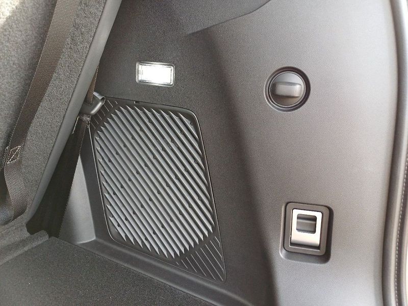 MG MGS9 Premium 1.5 TGI PHEV 220 kW - fotka 29 z 32