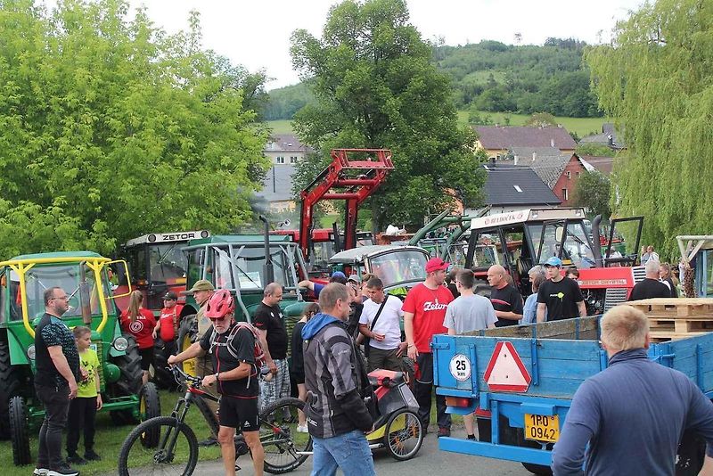 Setkání starých traktorů a veteránů v Brnířově na Domažlicku