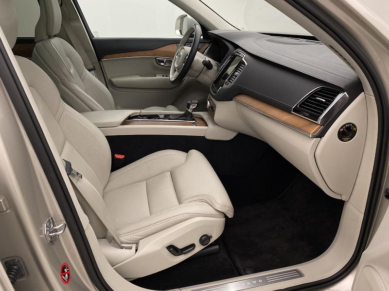 Volvo XC90 D5 AWD INSCRIPTION REZERVACE - fotka 23 z 56