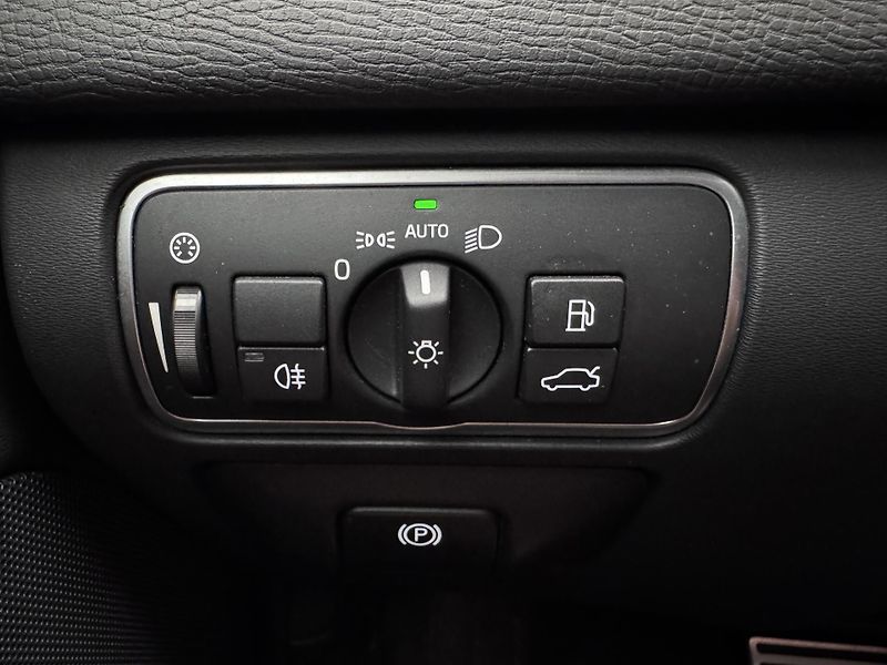 Volvo XC60 D4 R-DESIGN AUT - fotka 30 z 46