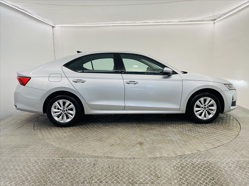 Škoda Octavia 1,5 TSI 110kW Selection - fotka 24 z 26