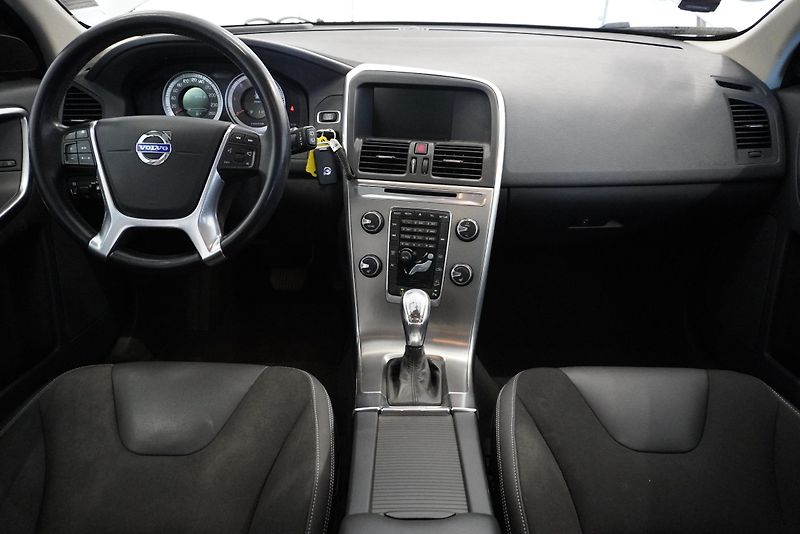Volvo XC60 D4 AWD MOMENTUM AUT. - fotka 19 z 26