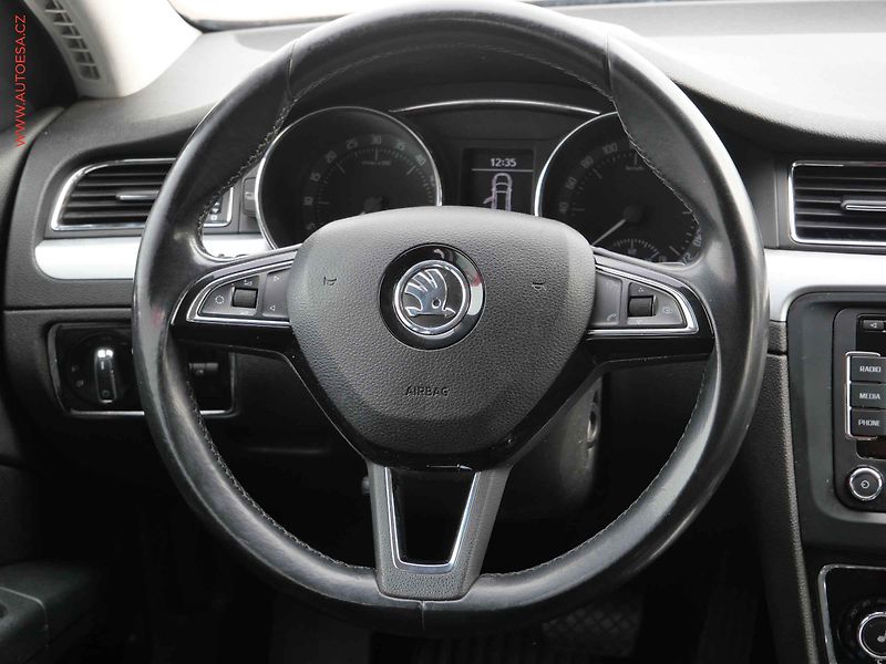 Škoda Superb (2014) 2.0 TDi, DSG, navi, xenon - fotka 15 z 21