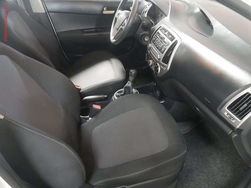 Hyundai i20 (2012) 1.2i, AC - fotka 12 z 17