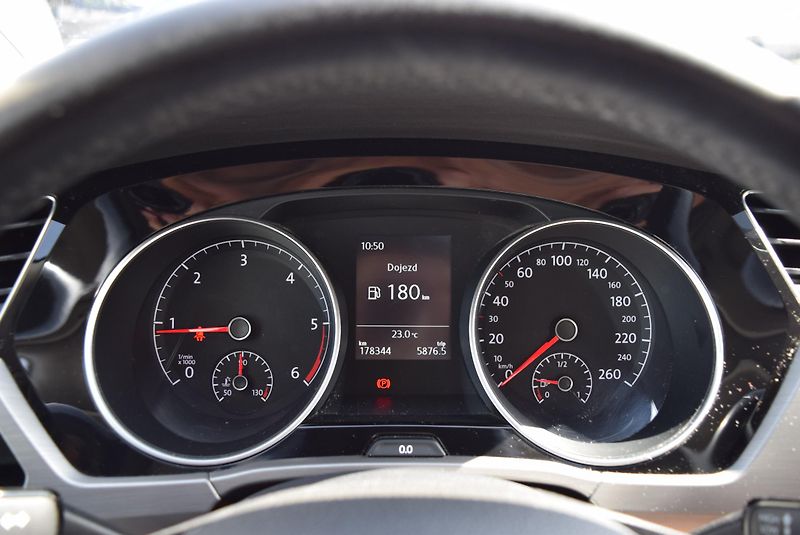 Volkswagen Touran (2016) 2.0TDI 110kw 7MÍST CLBMT OPS  - fotka 27 z 50