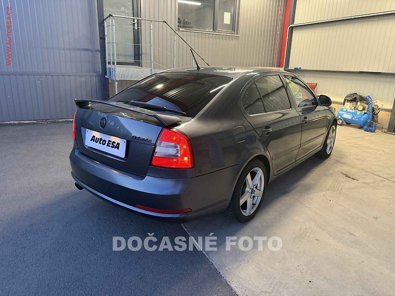 Škoda Octavia (2011) 1.2 TSi, ČR, AC, výhřev sed - fotka 2 z 3