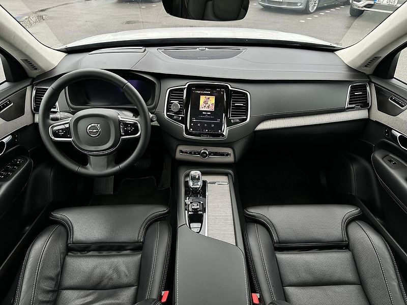Volvo XC90 B5 AWD Ultimate PANO VZDUCH - fotka 6 z 20
