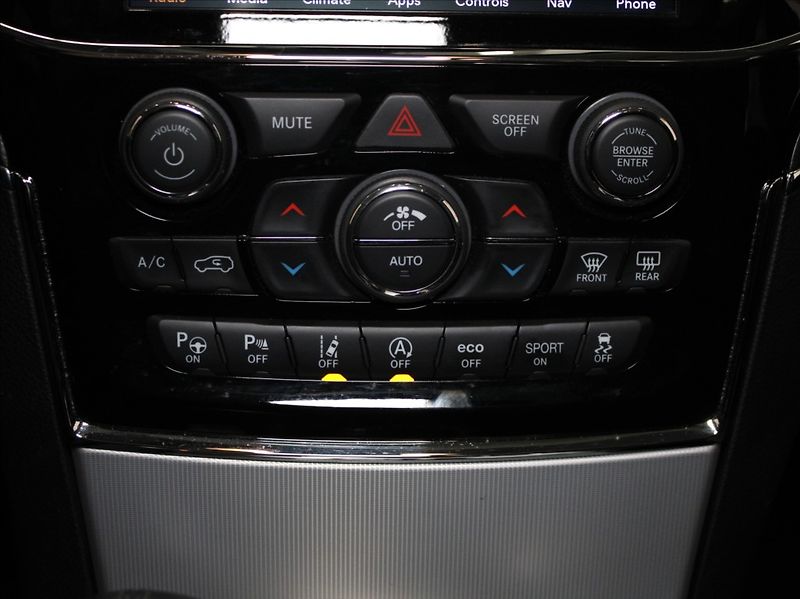 Jeep Grand Cherokee 3,0 V6 CRD 184kW Summit 62tkm! - fotka 12 z 26
