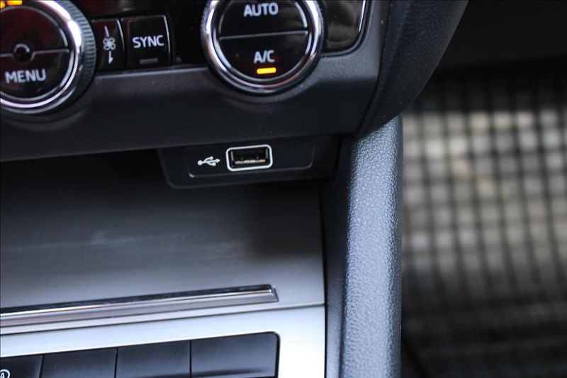 Škoda Octavia 1,5 TSi  AMBITION, DPH, ČR - fotka 23 z 34