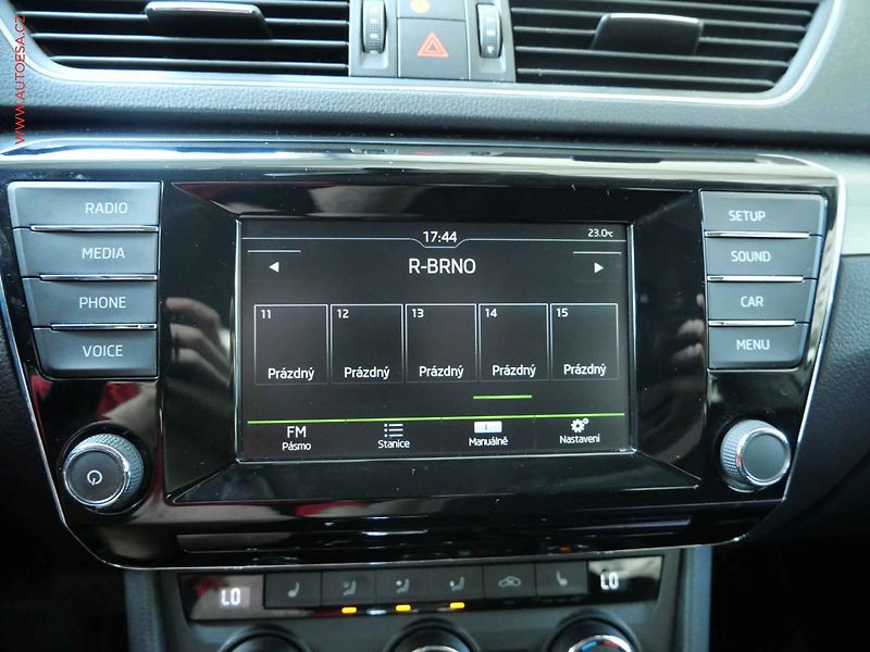 Škoda Superb (2015) 2.0 TDi, ČR, Style, DSG - fotka 20 z 21