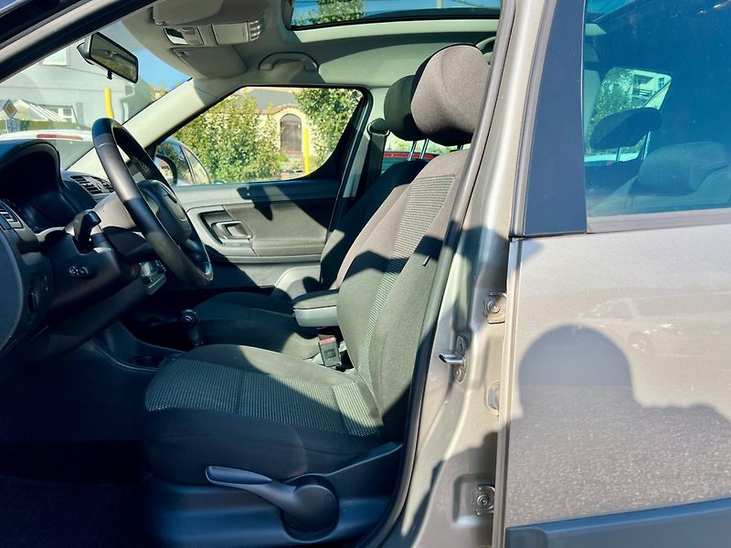 Škoda Roomster (2013) 1.2 TSI 63 kW Scout DSG - fotka 12 z 20