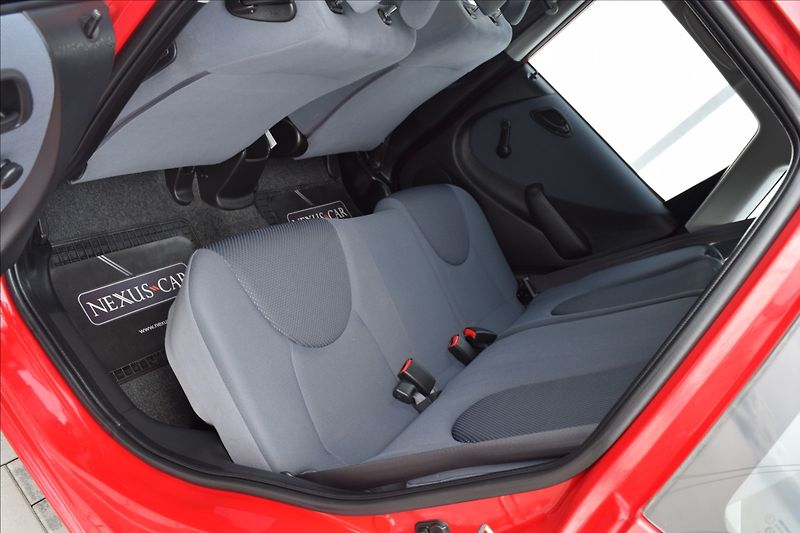 Honda Jazz 1,3 i 57KW NOVÁ STK BEZ KOROZE - fotka 18 z 45