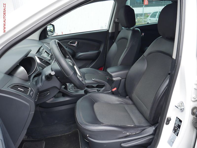 Hyundai ix35 (2012) 2.0 CRDi, ČR, AC, TZ, park - fotka 9 z 23