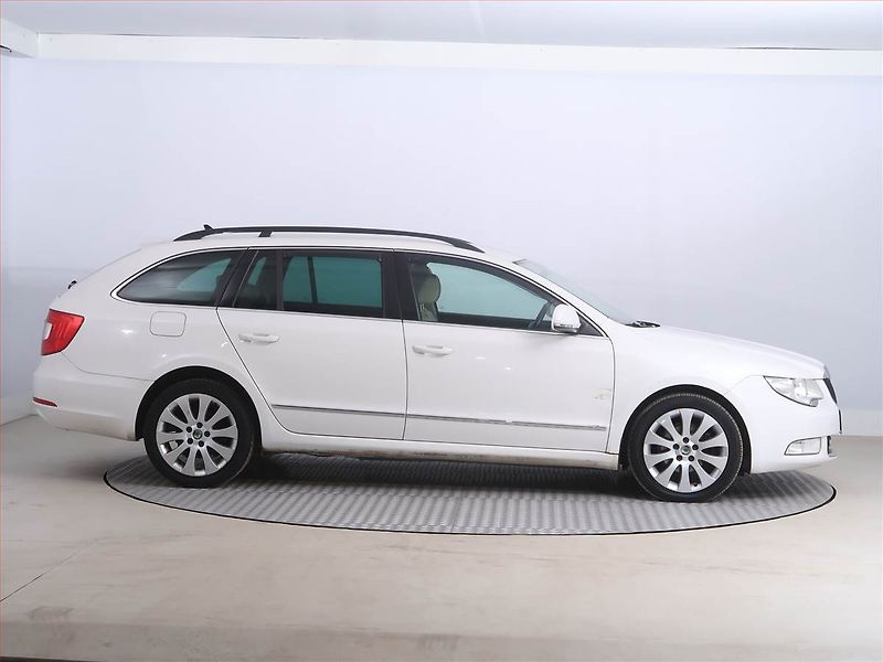 Škoda Superb (2012) Elegance 2.0 TDI, Navi, Xenony - fotka 6 z 21