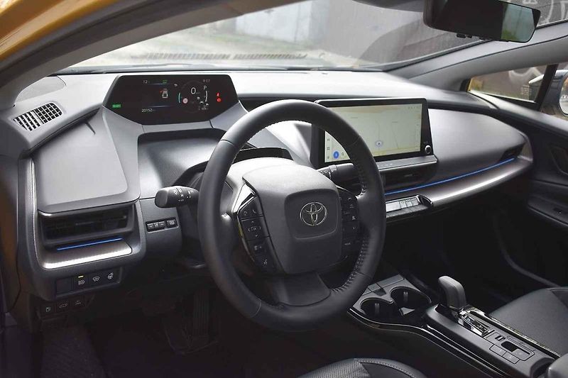 Se žlutým lakem vypadá nová Toyota Prius skoro jako sportovní auto