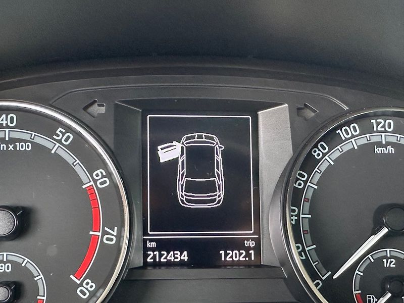 Škoda Fabia (2020) 1.0TSi DRIVE 125LET EDICE - fotka 8 z 15