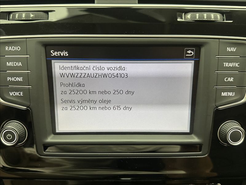 Volkswagen Golf 1,6 DSG DPH HIGHLINE 2XKOLA ČR - fotka 18 z 41