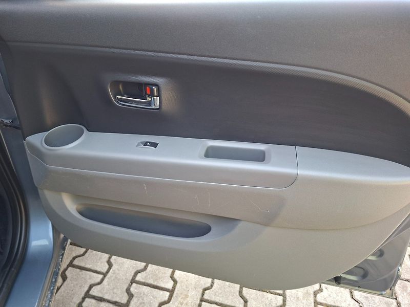Daihatsu Sirion (2006) 1.3i 67kW AUT 4WD - fotka 26 z 39