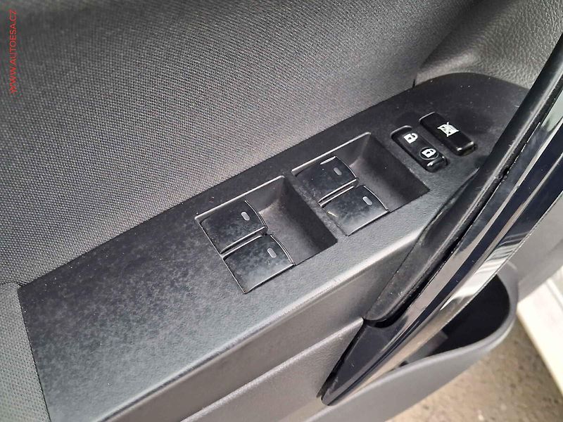 Toyota Auris (2016) 1.6 i, ČR, navi, autoAC - fotka 13 z 16