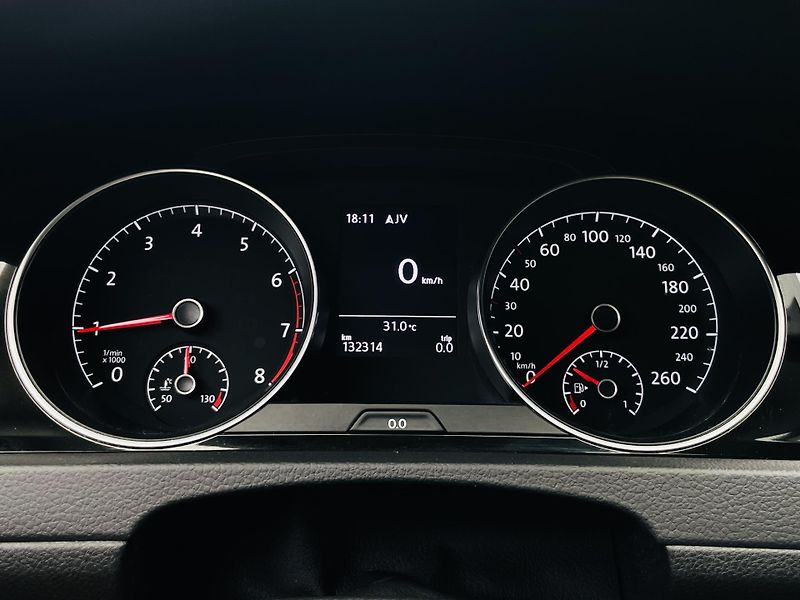 Volkswagen Golf 1.0TSI MANUÁL VÝHŘEV TAŽNÉ  - fotka 36 z 38