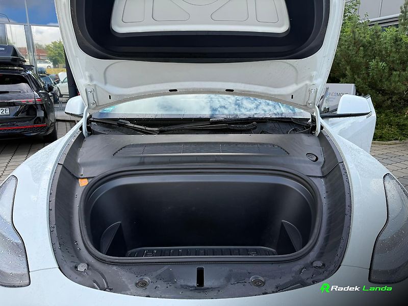 Tesla Model Y (2023) RWD, 255 kW, LFP - fotka 7 z 12