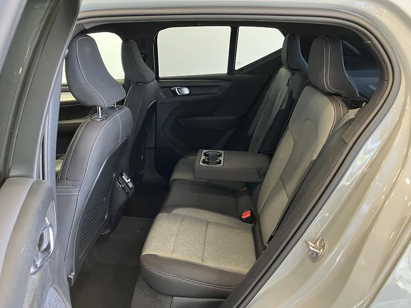Volvo XC40 B3 FWD Plus Dark AT7  - fotka 13 z 38