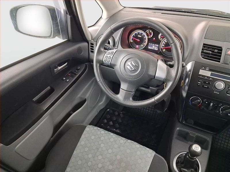 Suzuki SX4 (2013) 1.6 VVT - fotka 7 z 16