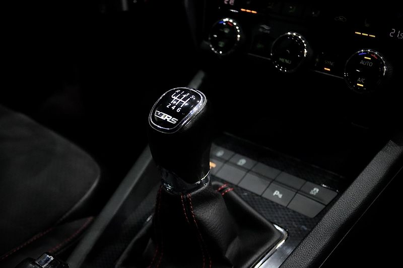 Škoda Octavia 3 FL Combi 2.0 TSI 169 kW RS - fotka 21 z 39