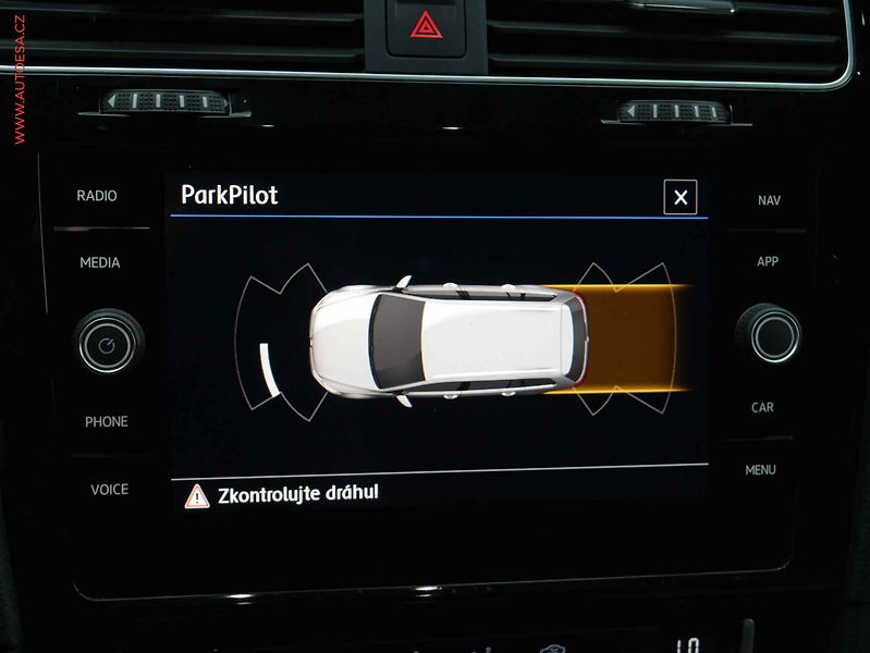 Volkswagen Golf (2018) 1.6TDi, DSG, LED, navi - fotka 12 z 16