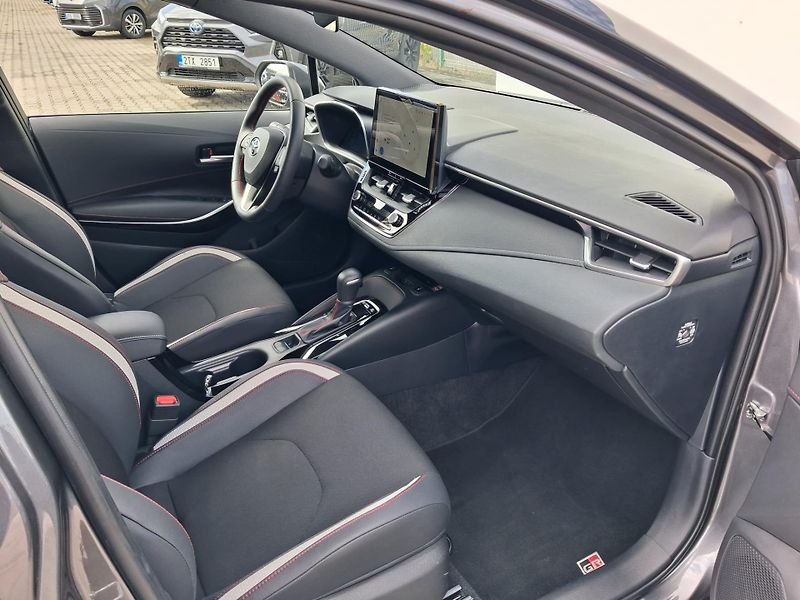 Toyota Corolla 1.8 HSD e-CVT GR Sport - fotka 19 z 24