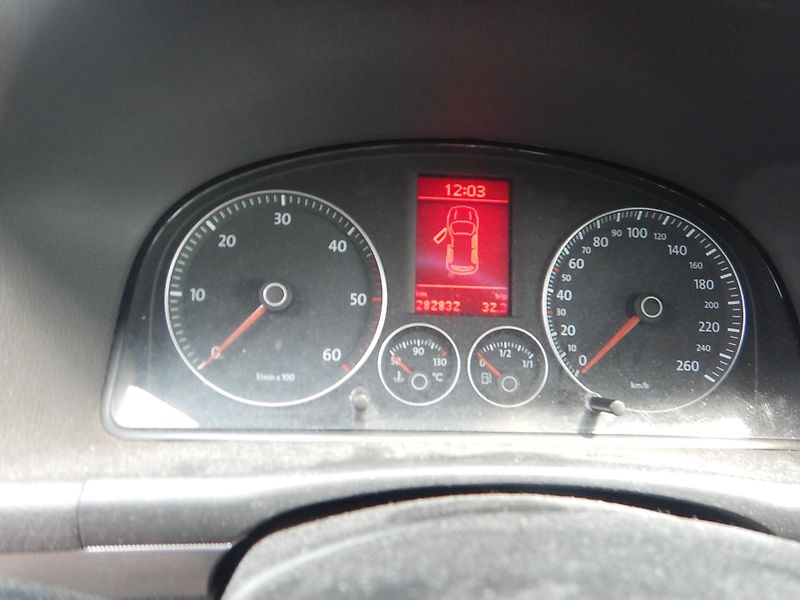 Volkswagen Touran 1.9 TDI, 7 MÍST, TAŽNÉ - fotka 20 z 33