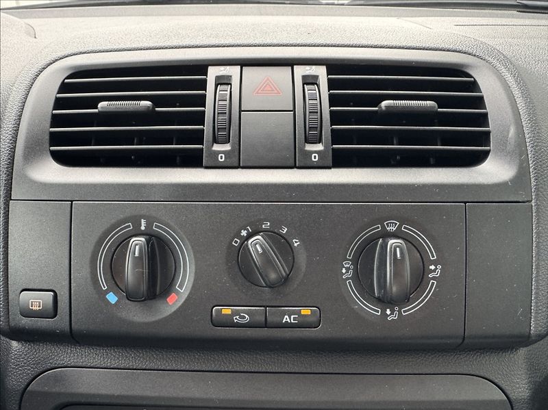 Škoda Fabia 1,4 i 16V tažné DPH 1.maj. ČR - fotka 34 z 45