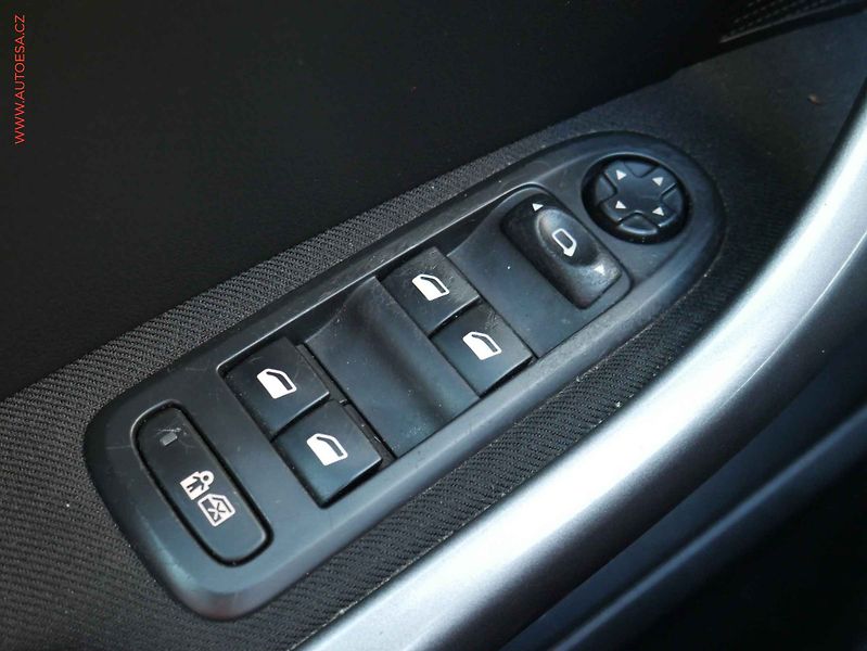 Peugeot 308 (2010) 1.6i, 1.maj,ČR, AC, tempo - fotka 11 z 17