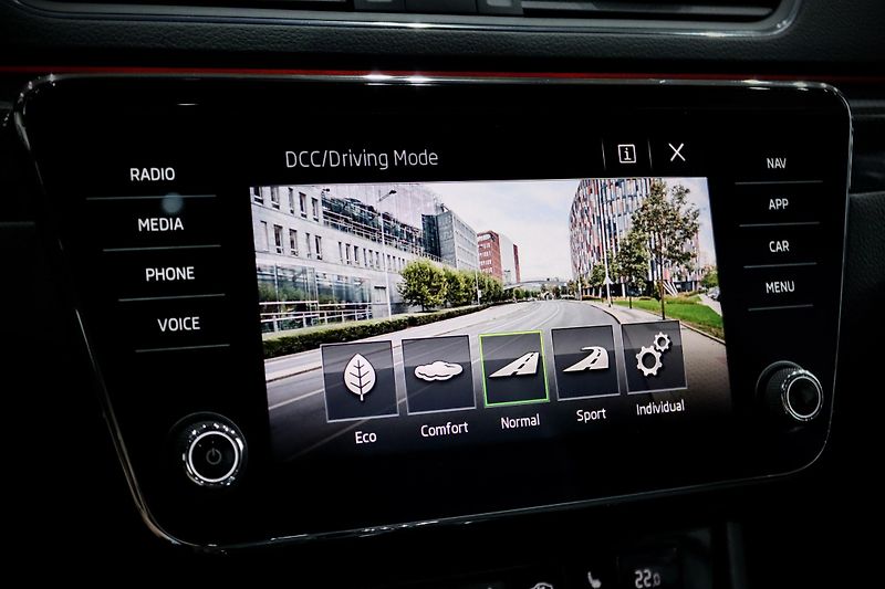 Škoda Superb 3 2.0 TSI 162 kW DSG Sportline - fotka 42 z 48