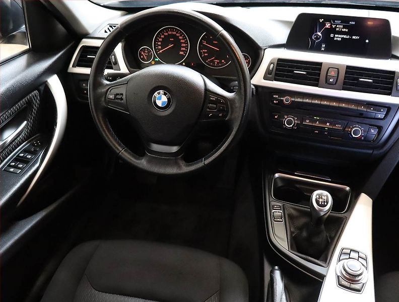 BMW Řada 3 (2014) 316 d, Tempomat - fotka 7 z 23
