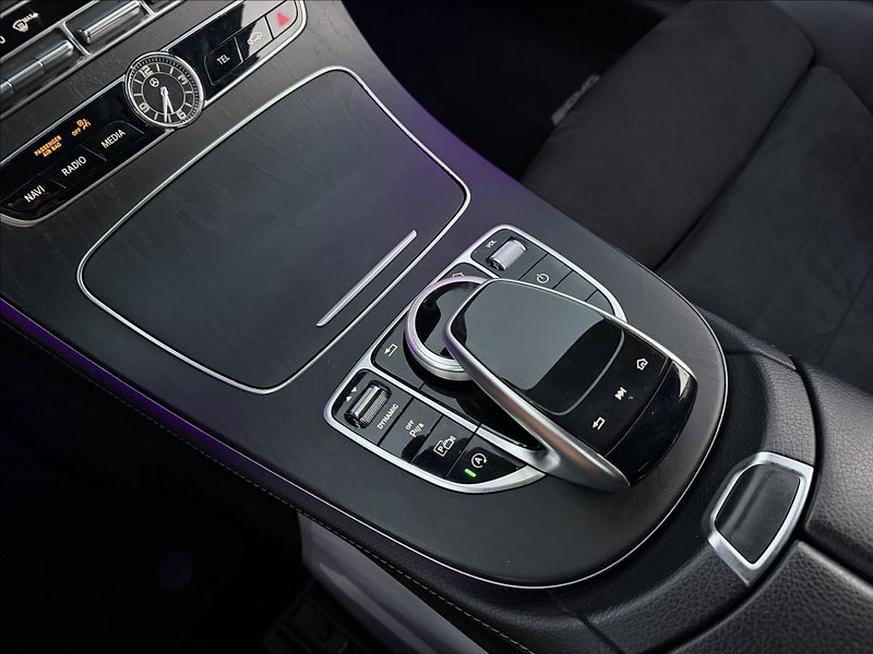Mercedes-Benz Třídy E 220d AMG 4Matic - fotka 17 z 26