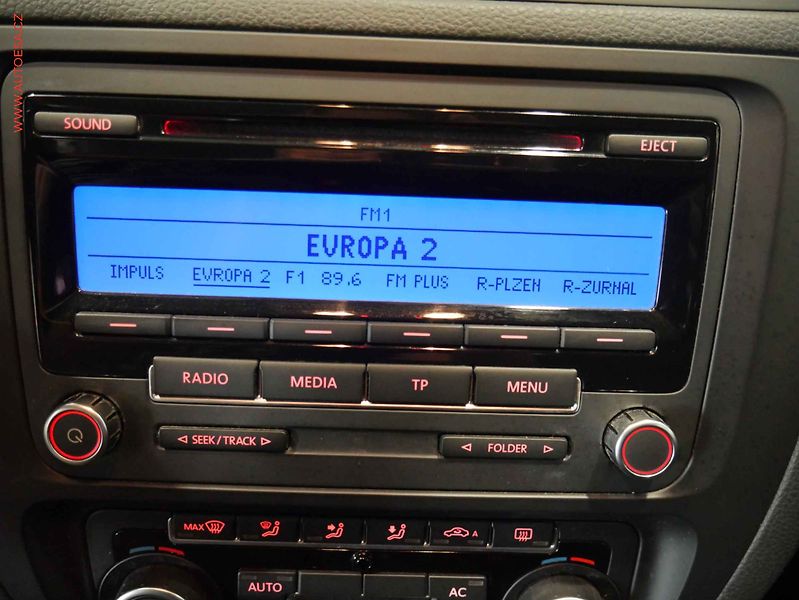 Volkswagen Jetta (2011) 1.2, 2.maj,ČR, AC, tempo - fotka 12 z 16