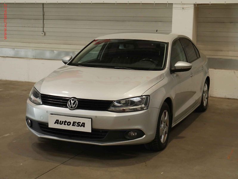 Volkswagen Jetta (2011) 1.2, 2.maj,ČR, AC, tempo - fotka 3 z 16