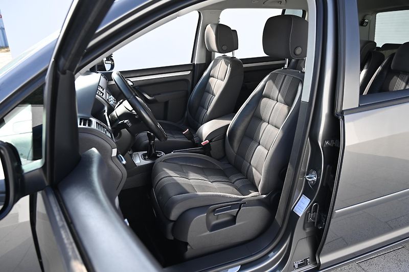 Volkswagen Touran 2.0TDI 103KW Match 7Míst 11/12 - fotka 23 z 49