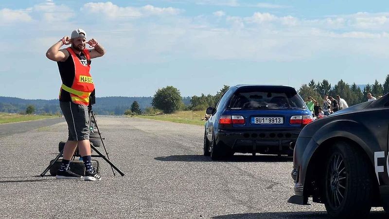 Tuning párty: motory silných upravených aut burácely na letišti v Krásně