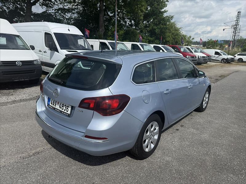 Opel Astra 1,6 CDTi - fotka 5 z 28