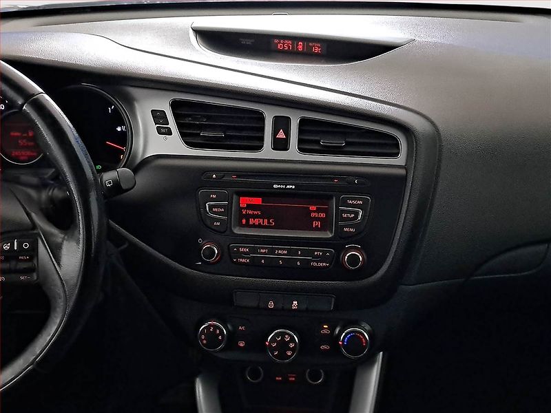 Kia Ceed (2013) 1.6 GDI, nová STK, zamluveno - fotka 12 z 14
