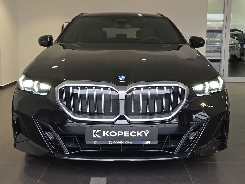 BMW Řada 5 (2024) 540d xDrive Touring M Sport - fotka 2 z 15