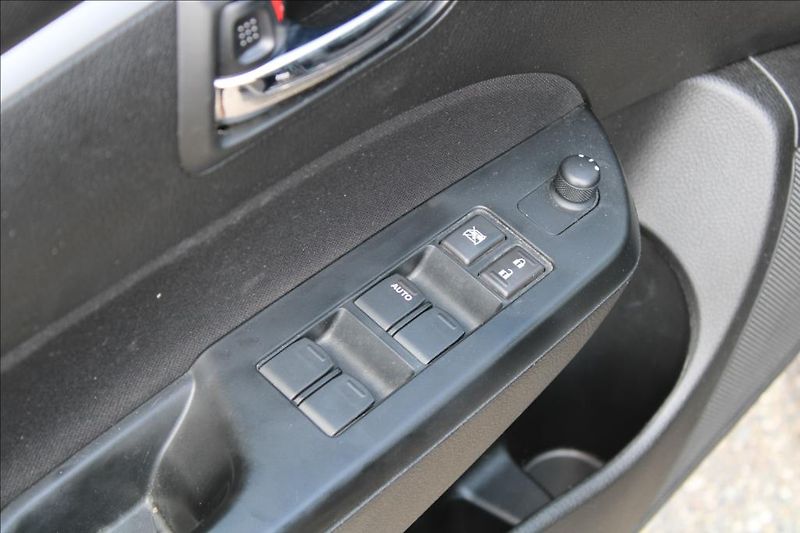 Suzuki Swift 1,2 i  4 x 4, SERVISKA - fotka 12 z 31
