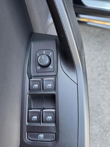 Seat Leon 2.0TDI DSG FR-Line Matrix DPH - fotka 21 z 27