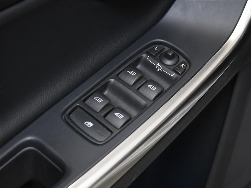Volvo S60 2,0 D3 110kW MT NAVI Light ČR - fotka 16 z 19