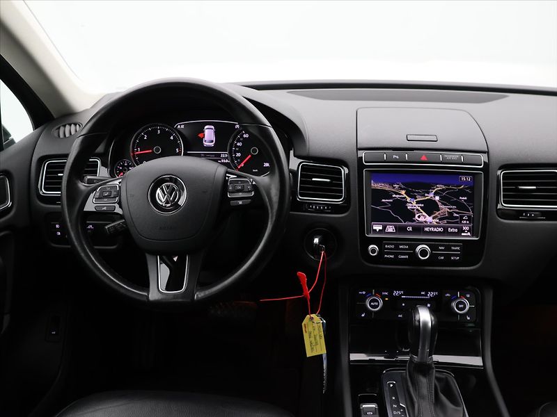 Volkswagen Touareg 3,0 TDI DSG 4M Exclusive 1.Maj - fotka 23 z 31