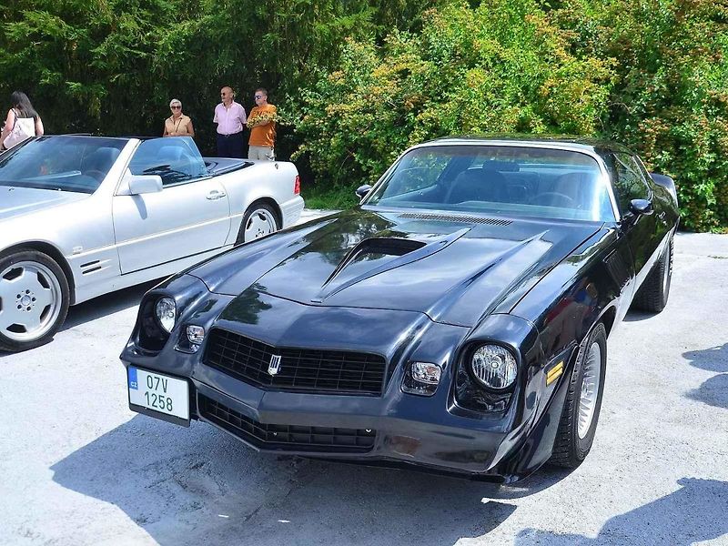 Přehlídka veteránů na Arnice v Mariánských Lázních. Sanitka Cadillac