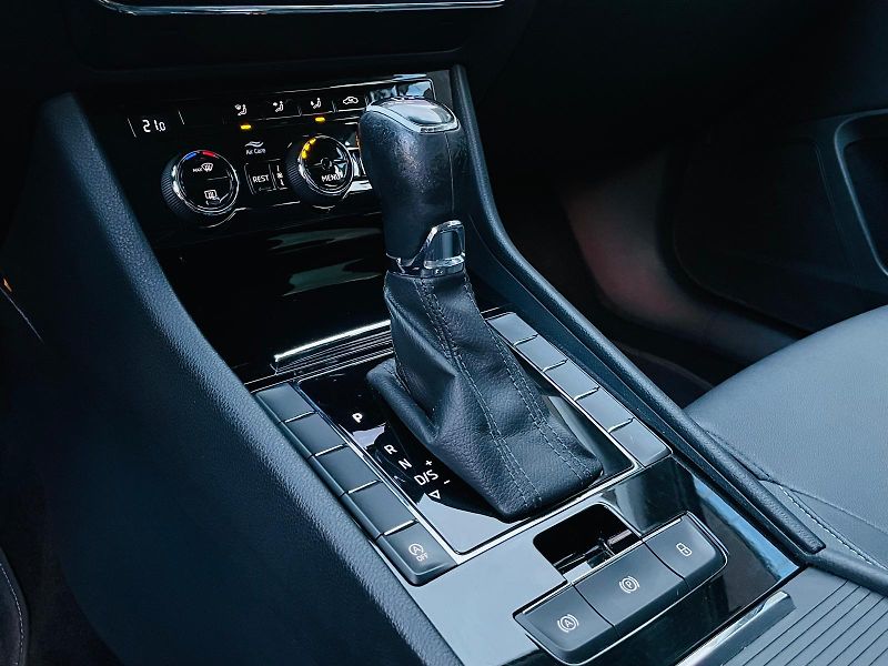 Škoda Superb 2.0TDI AUTOMAT SENZORY LED - fotka 45 z 49