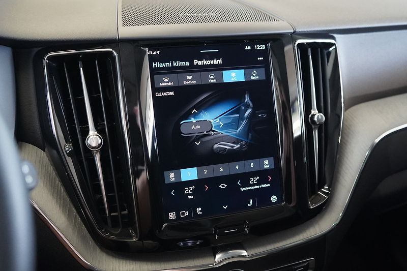 Volvo XC60 B5 AWD Plus Dark, Ventilace - fotka 30 z 46